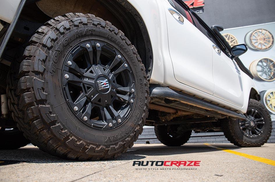 TOYOTA HILUX 4WD MONSTER XD 2 MATTE BLACK